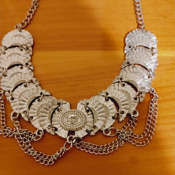 Elegant Silver Necklace with Chain Detailing - Picture 2 of 3